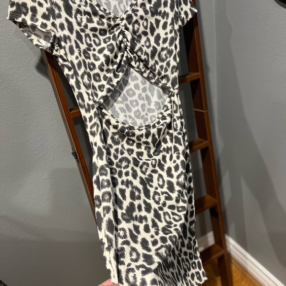 Summer flows ! Flattering dress to show all those pretty curves ! - Picture 3 of 3